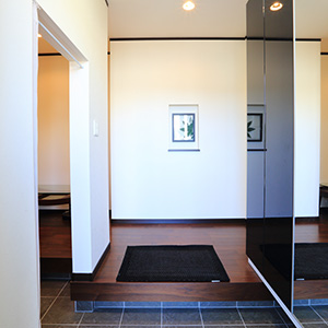 玄関は、メインのスペースだけでなく、土間続きの収納スペースを兼ねたサブの動線も確保。