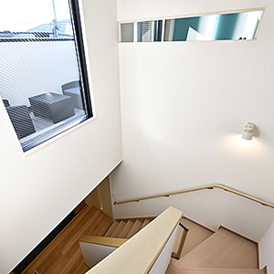 デザイン性と明るさを確保した階段室