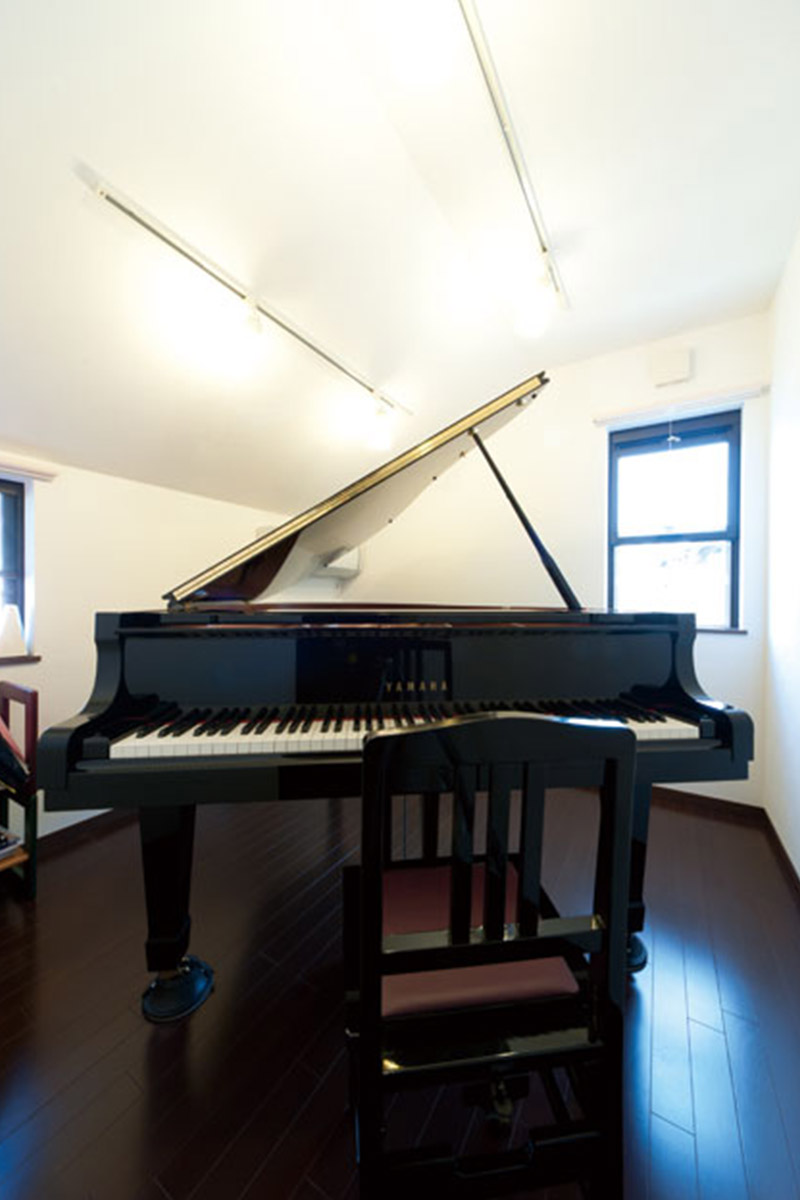 グランドピアノは悩んだ末、床補強と簡単な防音工事をしました
