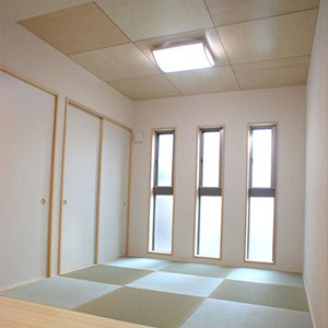 天井まである細い窓が特徴の和室
