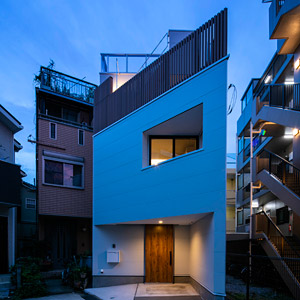 事例写真：家族で入る十和田石の大浴場と3つの異なるバルコニーを持つエレベーターのある二世帯住宅