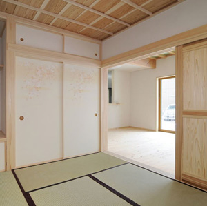 真壁和室.仏間秋田杉の竿縁天井。畳はヒノキ健康畳