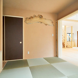国産縁なし畳、壁天井は珪藻土。リビングと杉の引戸で必要に応じ柔らかく空間を区切る。