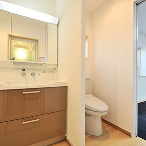 洗面脱衣室・トイレの床は水に強い青森ヒバを採用。壁天井は漆喰珪藻土。