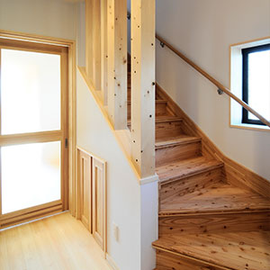 階段はカラ松。階段下収納も製作。明かりが木製ガラス引戸からも差し込み明るい。