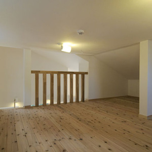 ロフト、収納や趣味の空間、床は杉無垢板