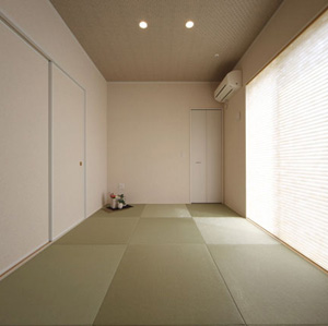 白い建具とプリーツカーテンで清潔感のある和室。