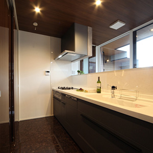 キッチンはカウンター前を少し高めにし、収納にも扉を設け突然の来訪時も安心です。