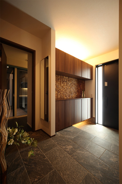 木の壁材が住まう方を優しく迎える玄関には、大容量の玄関クローゼットを設置。