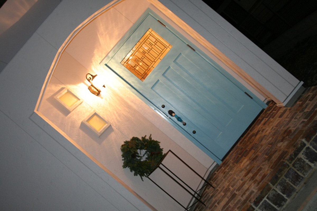 玄関はアンティークレンガにキレイなブルーのドアが映えます