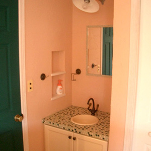 洗面：モザイクタイルにアンティークランプ、ドアの配色など、こだわりのつまったスペースに