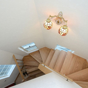 階段：外から見て特徴的な形状を活かし、ゆるやかに回る階段の吹き抜けがおしゃれ。