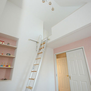 子供室：高い天井高を活かしたロフト付きの子供室は、淡いピンクの部分使いがキュート。
