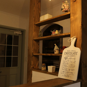 キッチン：キッチンカウンターには、アンティークウッドの飾り棚を配置。古びのある木材が素敵です。
