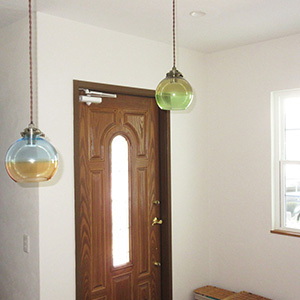 玄関：変わり色吹きガラスのランプが、暖かく迎えてくれます。