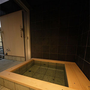 全て本物石を使用した浴室、風呂縁には水に強いヒバ材