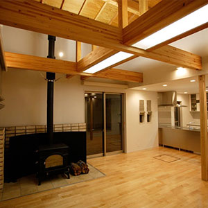 天井を高く、構造体を表します。梁間の照明は床、天井を照らし、空間を広く見せます。低い部分がダイニング側を落ち着いた空間に。
