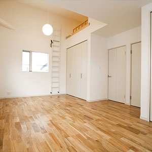 子供部屋　大きくなったら仕切れるようになっています。床はナラの木を使いお部屋に合わせて床も暖まったり冷たくなったりしてくれます。