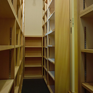 書庫スペースは、最低限のｽﾍﾟｰｽで最大限蔵書できるよう寸法を調整した。