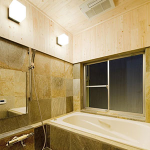 桧板と天然石の浴室