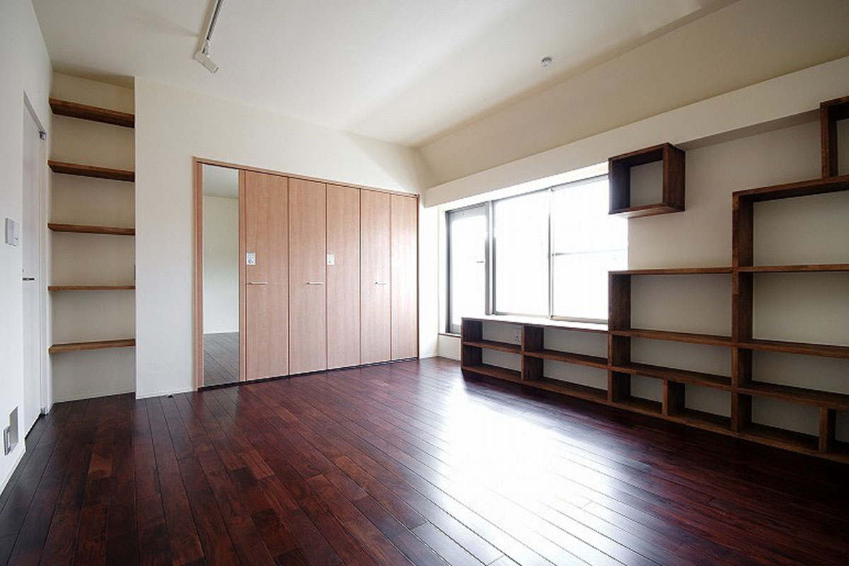 3階のオーナーの居室は蔵書などを飾る棚を造り付けふんだんに収納スペースを設けてすっきりとした暮らし方を可能にした。