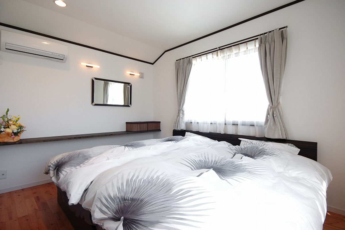 内装に自然素材である珪藻土をたっぷり使い爽やかな空気で満たされた寝室。シンプルに仕上げた