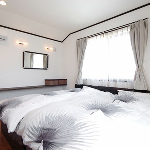 内装に自然素材である珪藻土をたっぷり使い爽やかな空気で満たされた寝室。シンプルに仕上げた