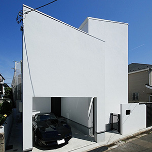 事例写真：ガレージのある白と黒の家