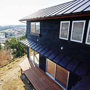 事例写真：空と海を望む丘の上の家