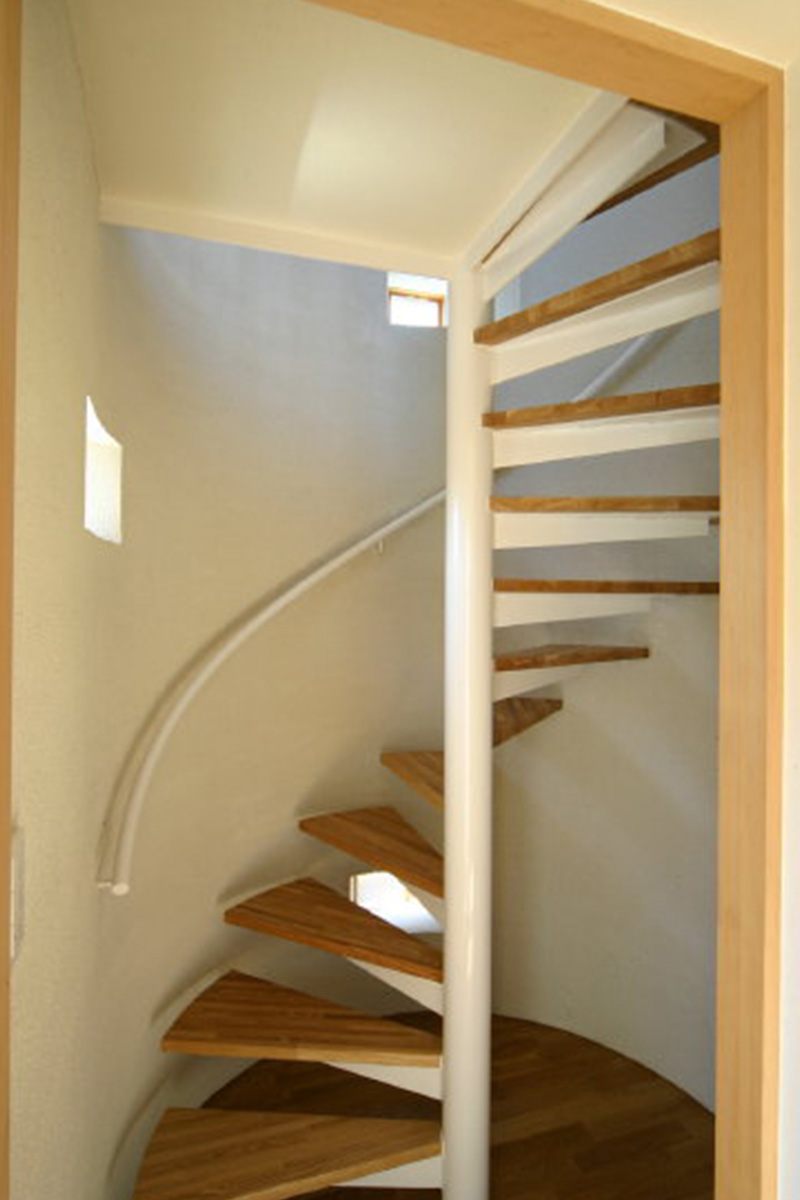 螺旋階段：屋上にあがるための螺旋階段です。壁も丸く曲面にして珪藻土塗りにしています。