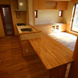 設計事例写真：狭小地木造３階屋上緑化の住まい