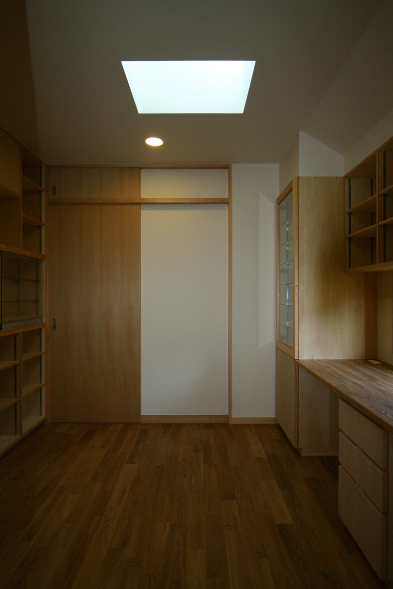 寝室へ行く廊下にある書斎スペース　建具の開け閉めにより個室にもなり、トップライトからも光を取り込んだ明るい書斎スペース