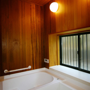 ハースシステム(TOTO)を使用した浴室、壁と天井にはカナダ杉を使用　出窓を設置することで広がりのある浴室になっています