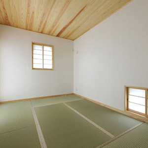 来客時に多目的に使える和室には風通りに配慮して地窓をつけ、3方向の開口部から風を取り込むように計画しました。天井は群馬県産材の杉です。