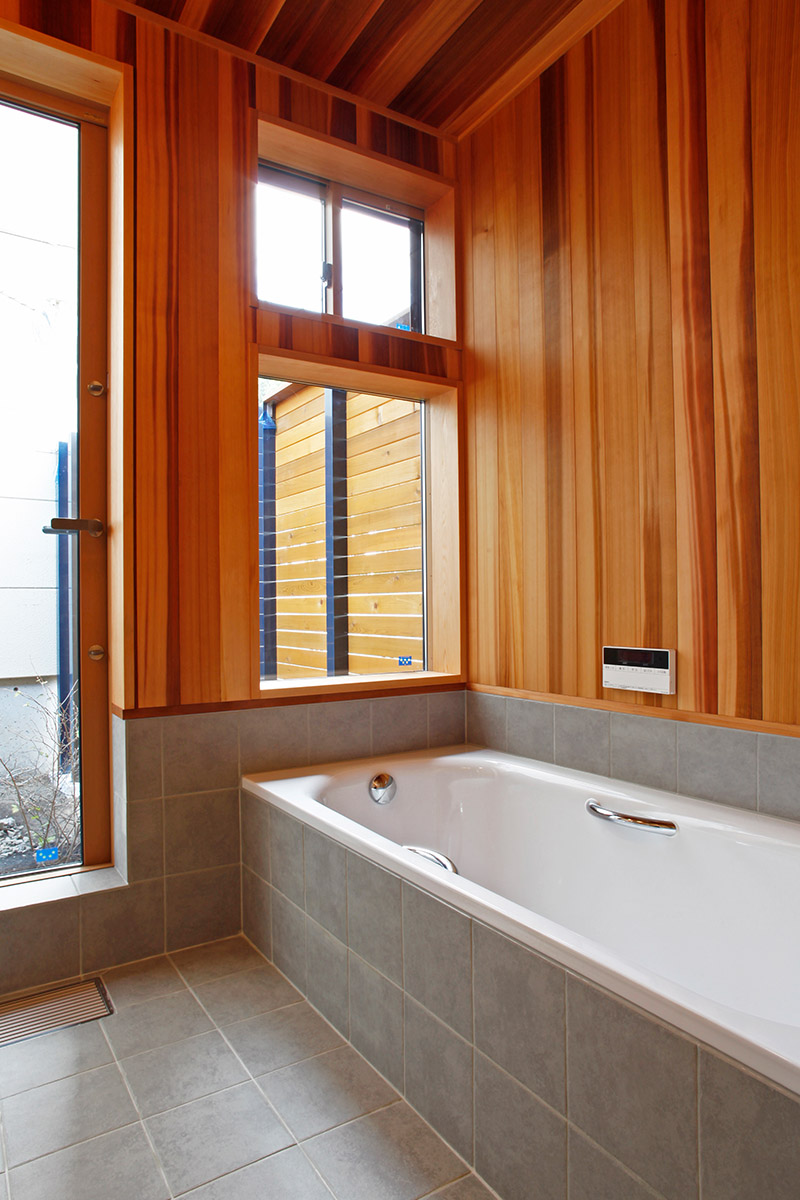 お風呂：大きなバスコートがあるお風呂です。バスタブはホーロー製です。壁と天井は水に強いカナダ杉にしています。