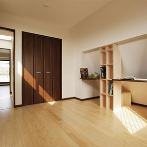 3階は2つの居室を振り分けて配置　デッドスペースにも収納やカウンターを大工が造作
