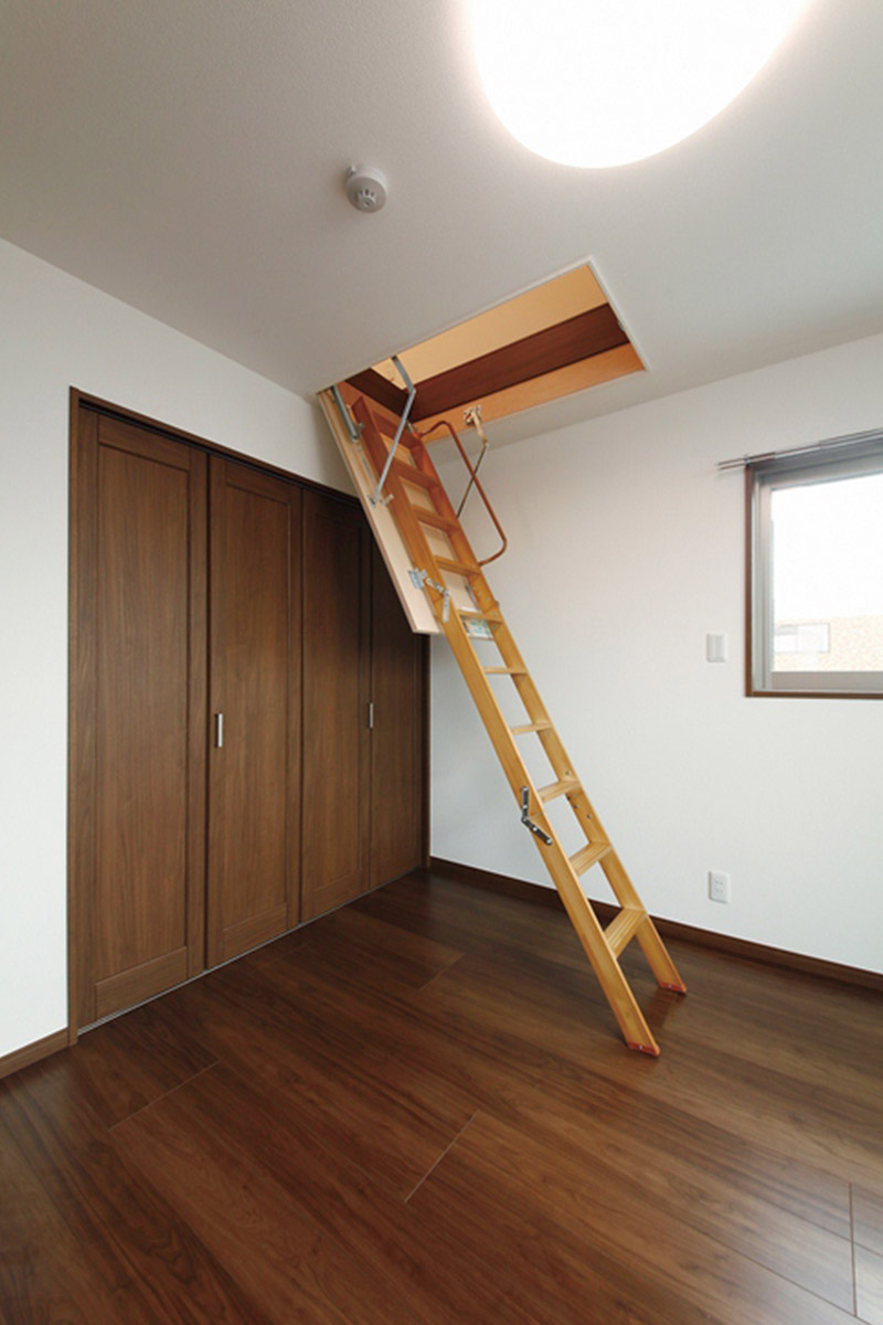 5階の個室3室のうちの1室には小屋裏への収納梯子を設置