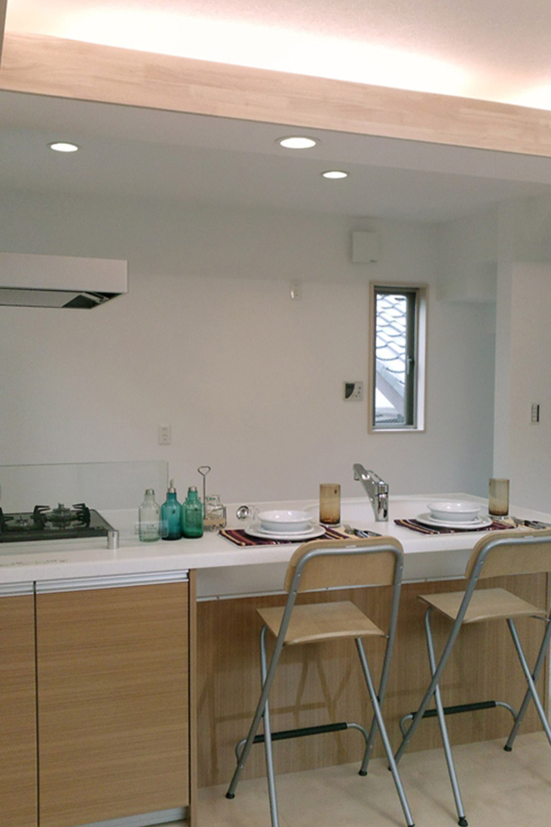 【2階LDK】12帖　狭くてもオープンスタイルのキッチンをみんなでわいわい囲める開放的な空間