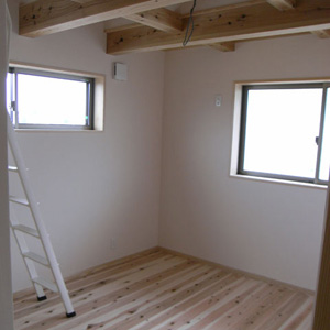 ２階の寝室には傾斜天井とし、ロフトも設けた