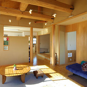 リビング：天井小屋（地松太鼓梁）現わし＋檜板張り。壁一部檜板張り、珪藻土塗り仕上げ。床檜節あり縁甲板張り。