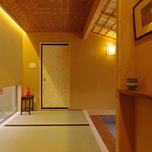 網代張り天井や内法高を低く抑えた戸襖など草庵茶室の意匠を取り入れた玄関ホール