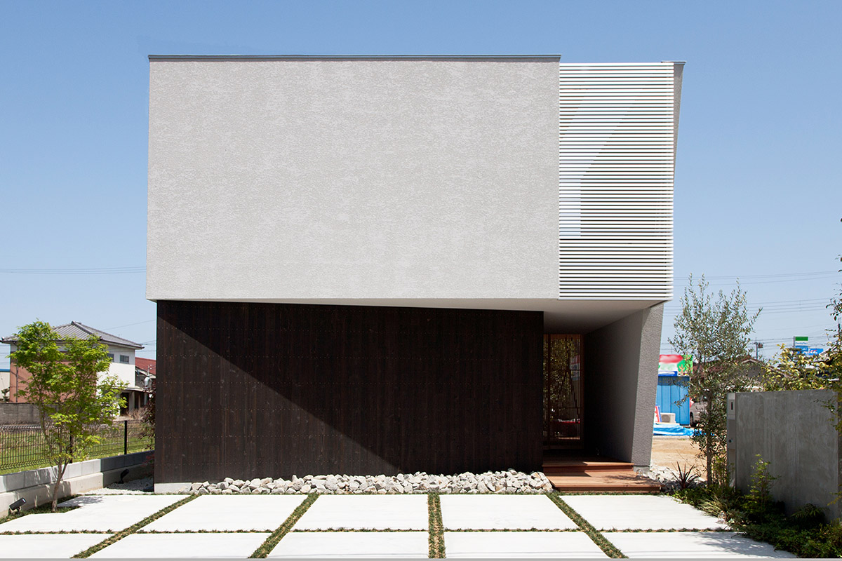 奈良の町並みにとけ込む現代的な町屋をイメージしたファサード（外観）。軒を三角形にしたことで、１階部分の外壁に斜めのラインが生まれた。光と影もデザインの一部となるよう設計されている