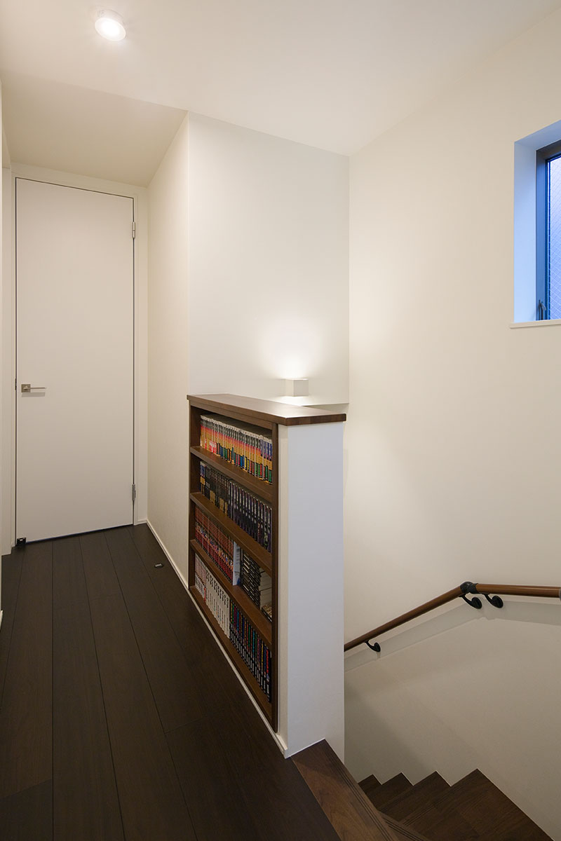 階段の手すり、スペースを有効活用した造り付けの本棚