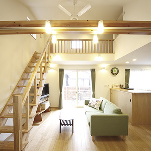 ロフトへ上がる木製のスケルトン階段、部屋を広く見せれるポイント