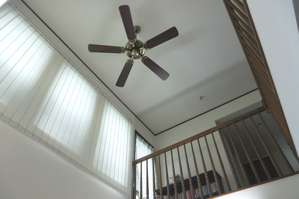 吹き抜けの天井には、空気を循環させるための素敵なシーリングファンを設置