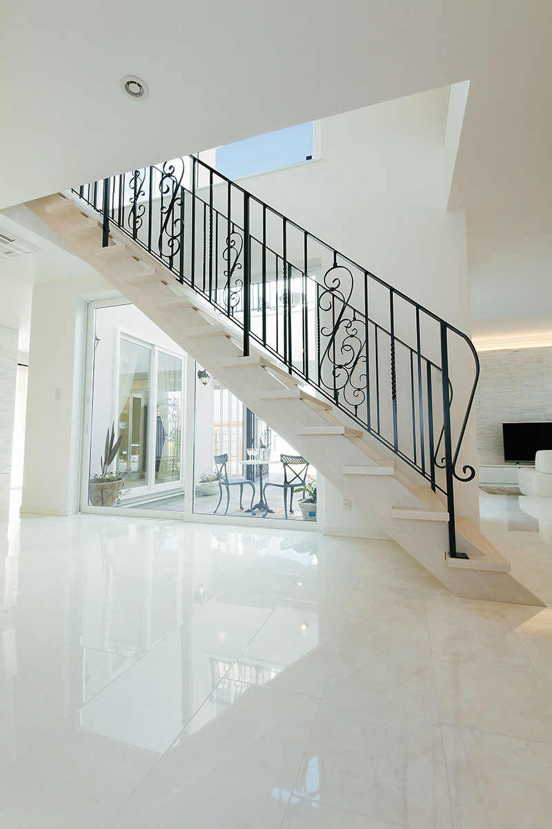 白に合わせた階段の手すりも上品で可愛い。