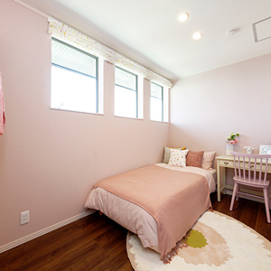 ピンク色の可愛らしい子供部屋。子供の笑顔が思い浮かびます。