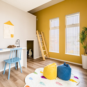 可愛くて安心な窓付きの壁紙が黄色くて可愛い子供部屋。