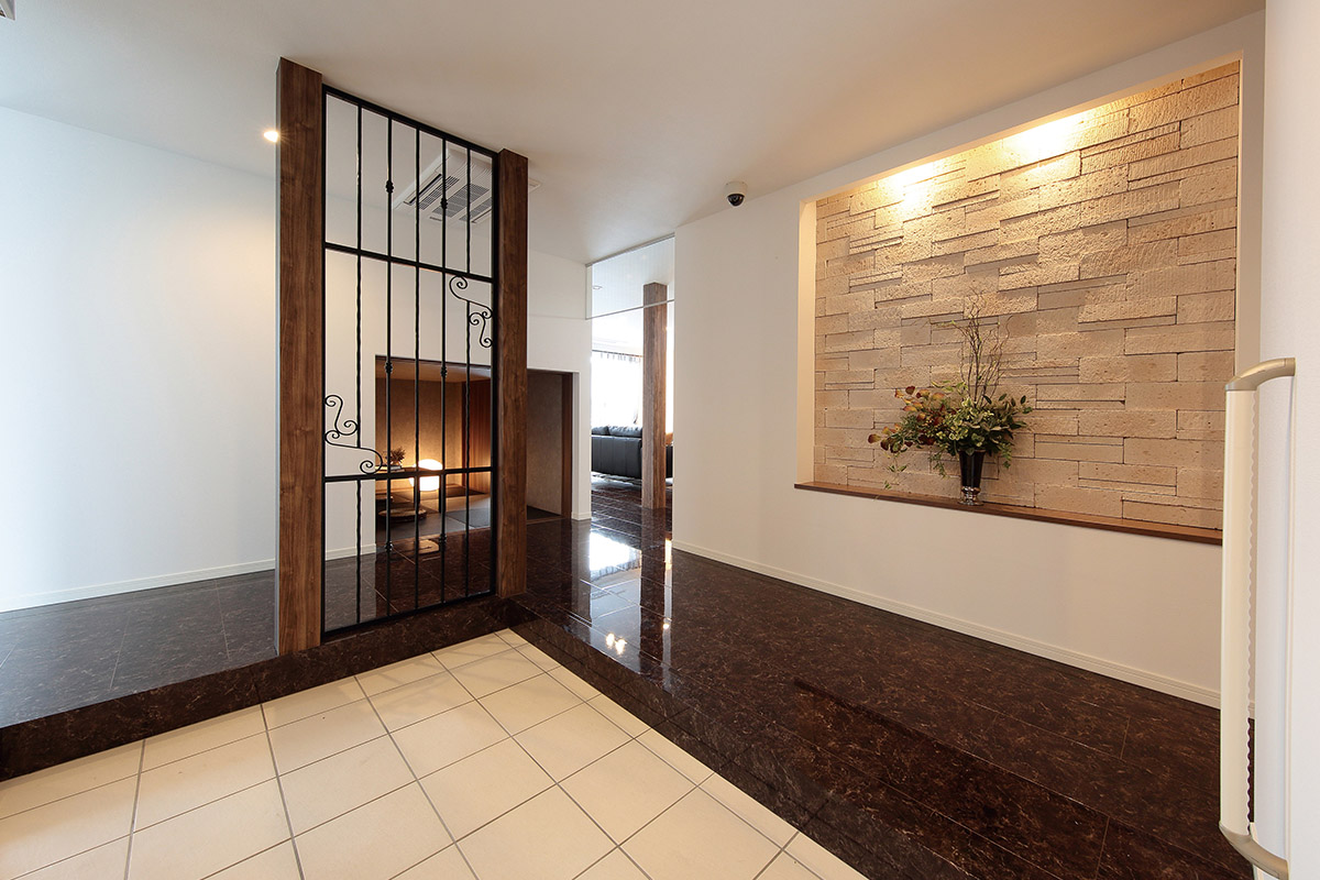 広々とした玄関。石の床が高級感を出してくれます。ちょっとしたスペースにはお好きなものを飾ってお客様を出迎えてみてはいかが。