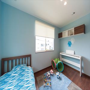 青を基調とした壁紙のお部屋。